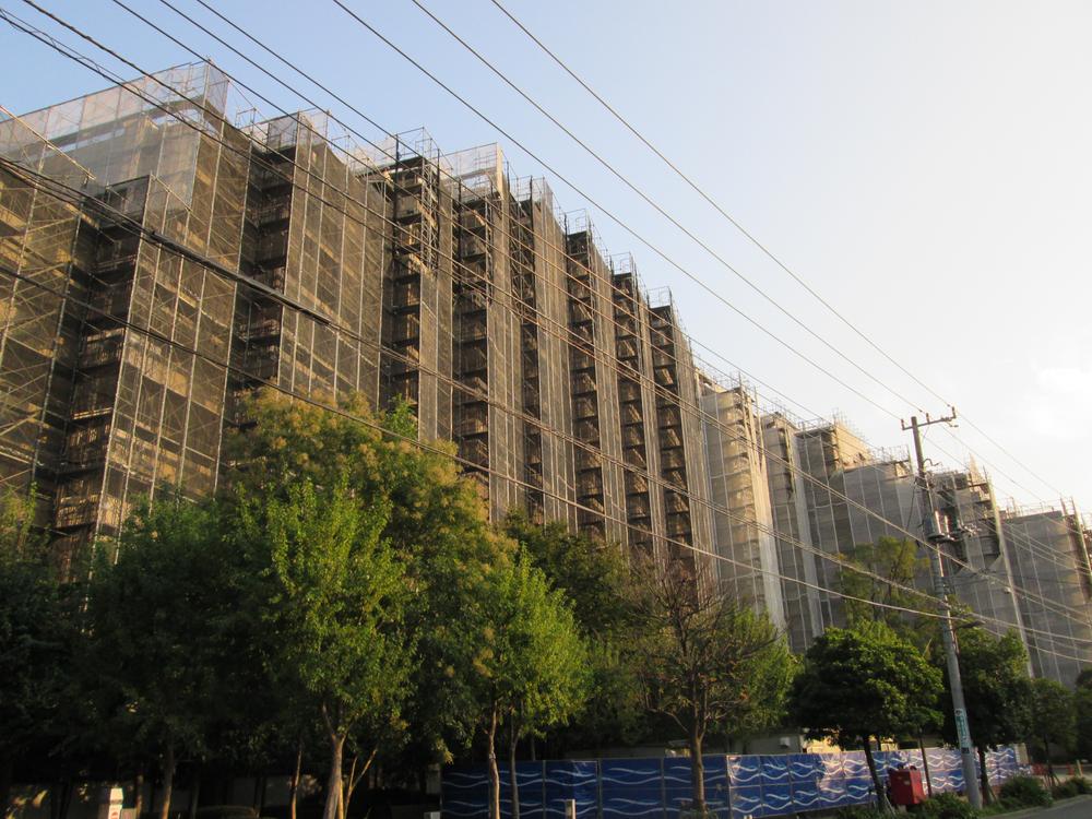 Local appearance photo. Mansion appearance Current large-scale repair work during the (2014 end of April will be completed)