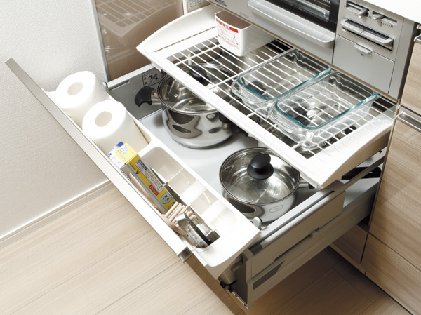Kitchen.  [Raku package and storage] At the bottom of the stove, Such as frying pans and accessories, Adopt a "pleasure package and storage" that can be taken out and package those frequently used in a comfortable position.