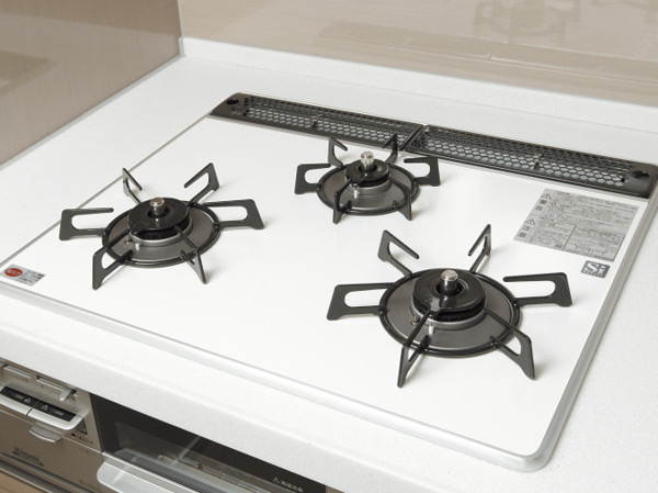 Kitchen.  [Pearl Crystal top stove] Adopted Pearl Crystal top stove double-coated with a hard enamel. In beautiful flat finish, Daily care is easy.