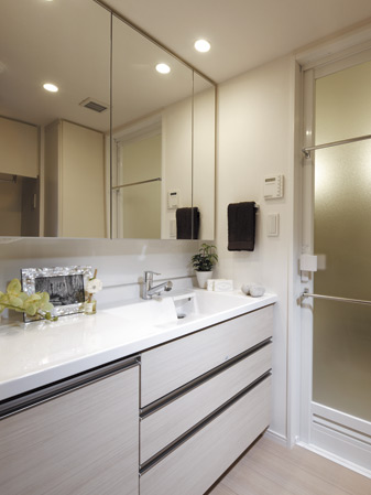 Bathing-wash room.  [bathroom] Asked a wash bowl on one side, It is established a dressed side by side two people, Easy-to-use wash room.  ※ 60I, 60Ig, 60JL, 60JLg, 60JR, 60JRg, Except for the 65L type