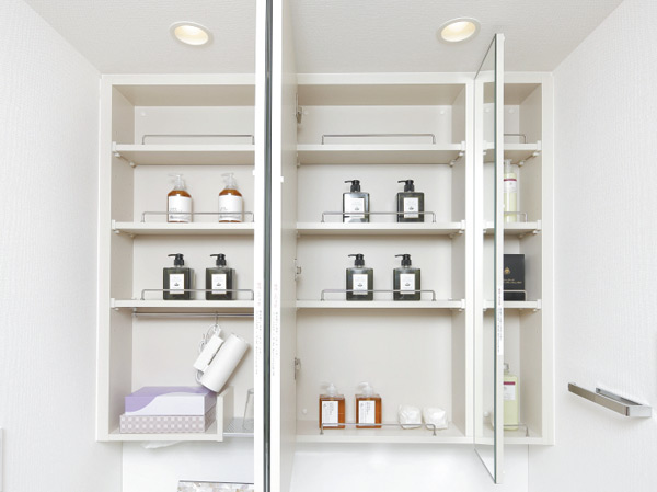 Bathing-wash room.  [Three-sided mirror back storage] On the back side of the three-sided mirror, Set up a cabinet that can hold the makeup accessories.