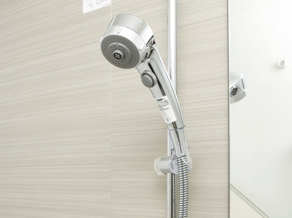 Bathing-wash room.  [Shower head + slide bar] Chrome-plated shower head. Set up a slide bar that can be adjusted to the height of your choice.