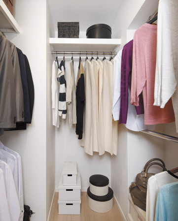 Receipt.  [Walk-in closet] The main bedroom equipped with a walk-in closet. Capacity up to the height of the ceiling has become the storage space is full. In addition to the two-stage hanger pipe, It established the shelves to the top, Clothes and bags, You can clean organize such as miscellaneous goods.  ※ 80Hg, 80H type is available with no shelves