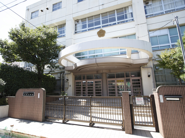 Surrounding environment. God of water elementary school (about 240m ・ A 3-minute walk)