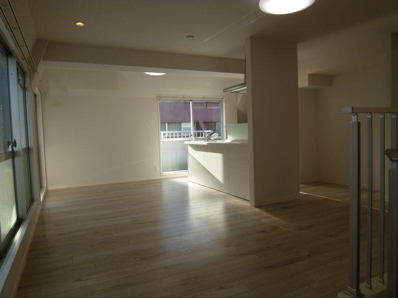 Living. South-facing LDK about 19 Pledge