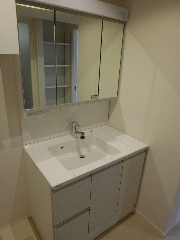 Wash basin, toilet. Washbasin with shower