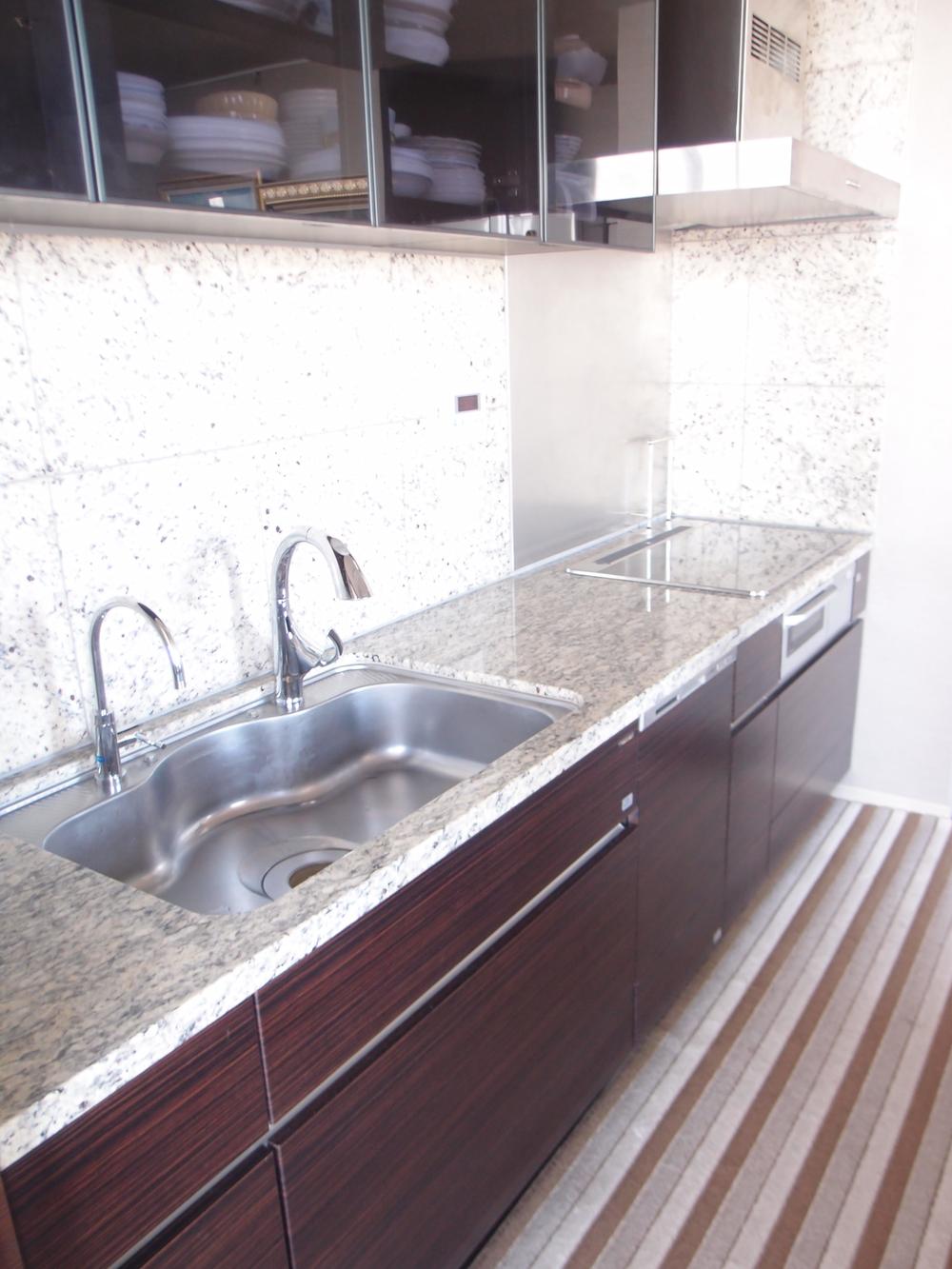 Kitchen. With dish washing dryer ・ IH cooking heater