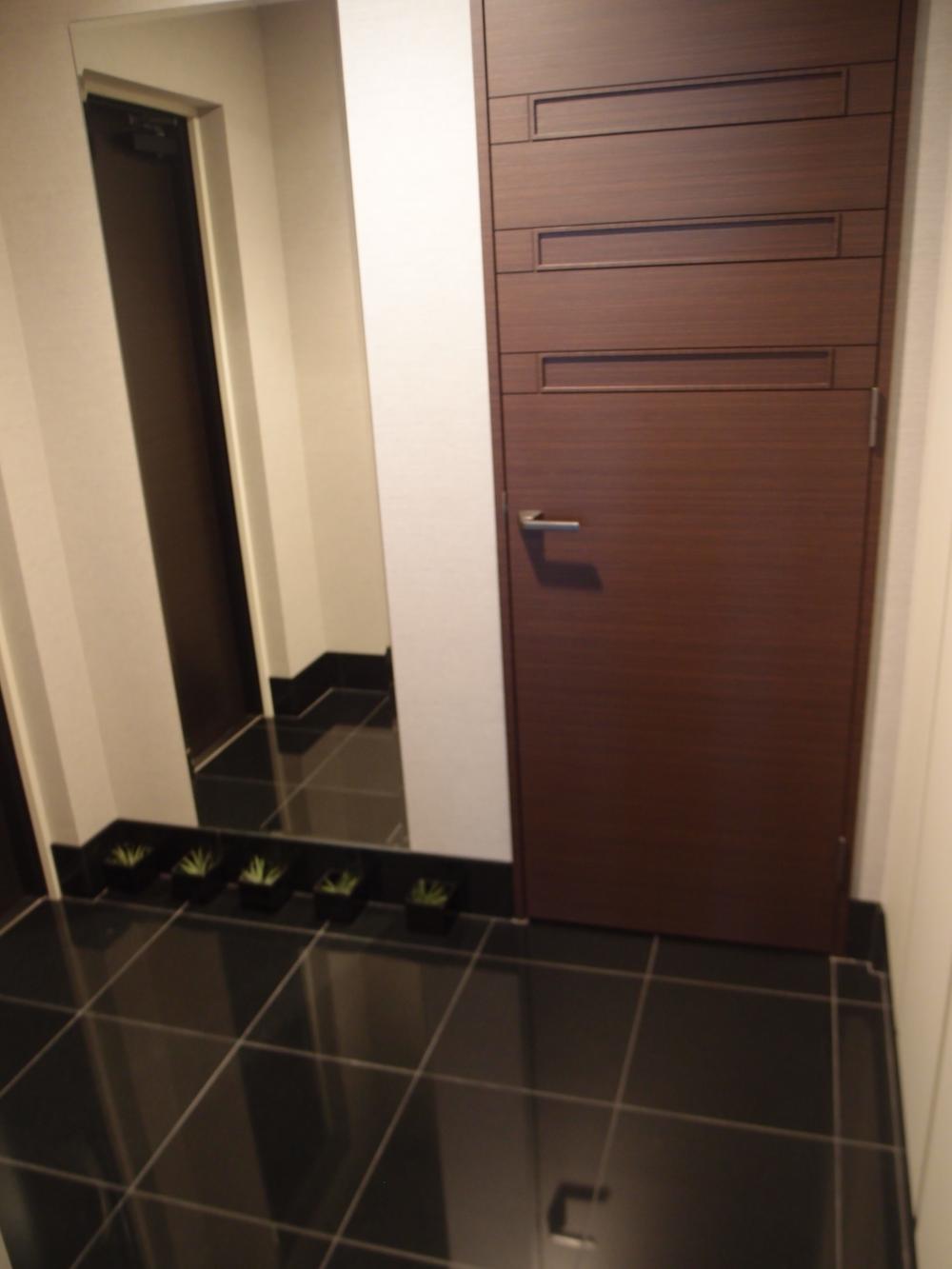 Entrance. Shoes in with closet