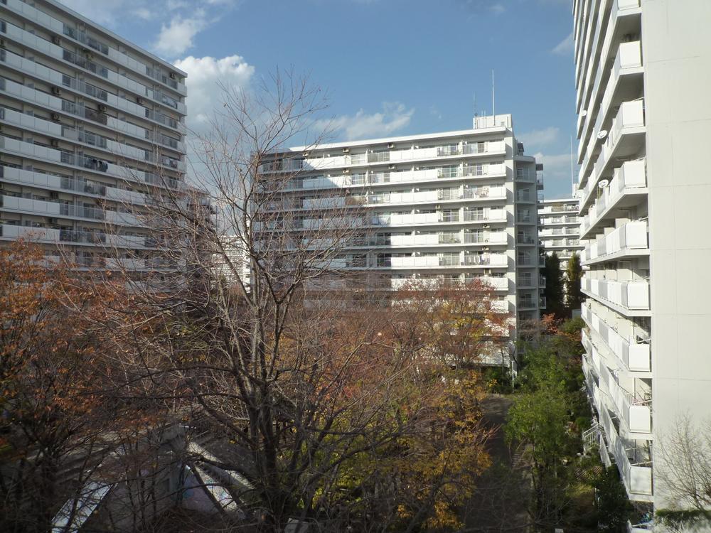 View photos from the dwelling unit. View from the north balcony (November 2013) Shooting