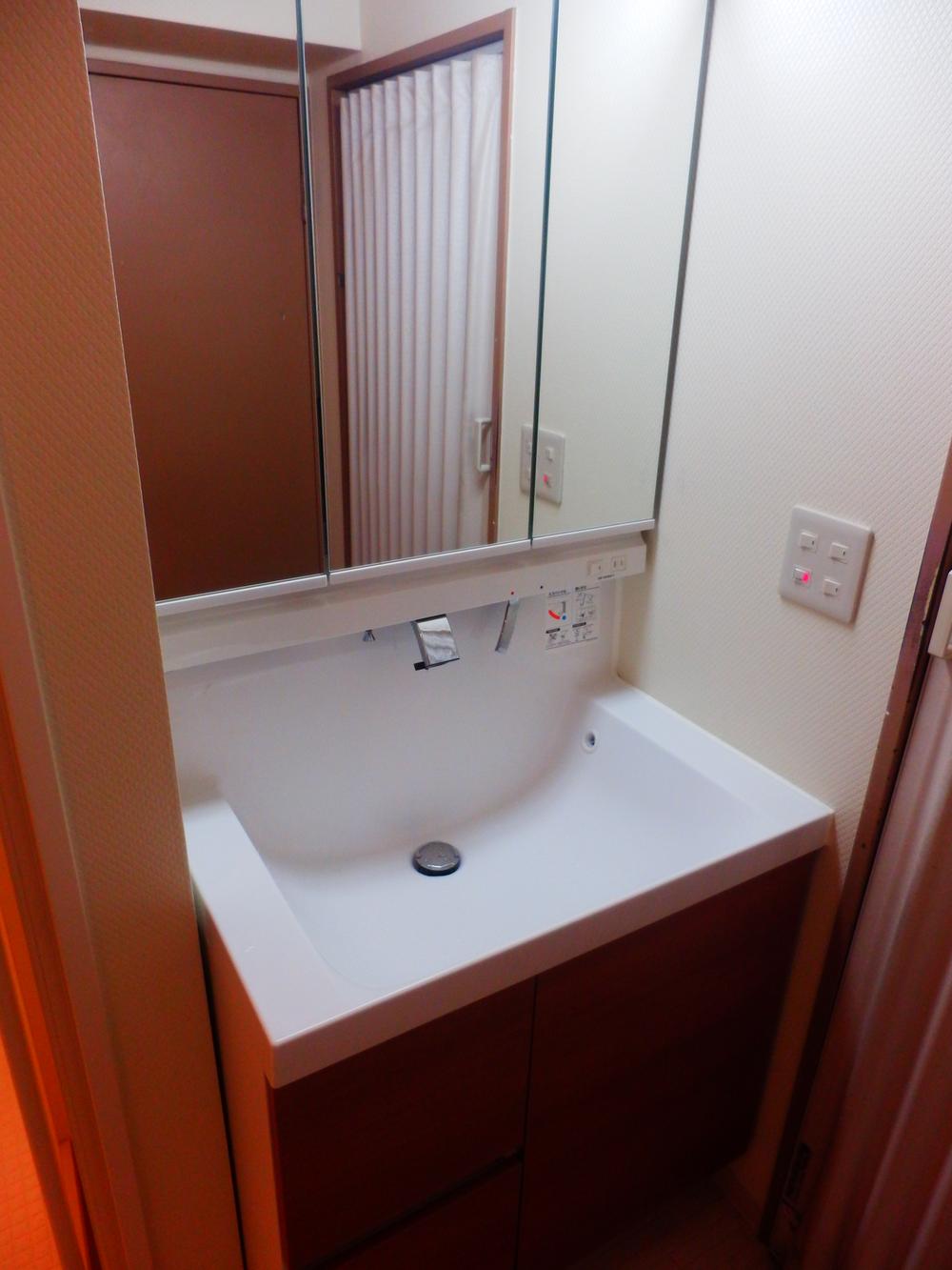 Wash basin, toilet. Indoor (12 May 2013) Shooting