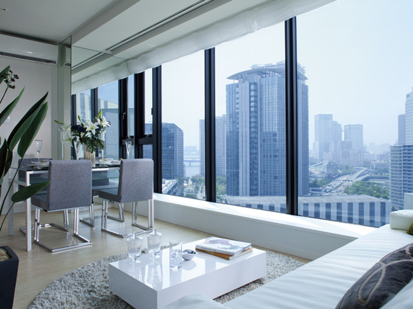 Living.  [Living-dining] LD which adopted the "dynamic panorama window". By dwelling unit, Downtown district, Rainbow Bridge ・ Odaiba, Tokyo Sky Tree (May 2012 scheduled to open) direction, Overlooking the leafy streets and canals, etc.. (80N type building in the model room. August 2011, 17 floor shooting. View, etc. vary depending on each dwelling unit, The environment ・ View, etc. might change in the future. furniture ・ Furniture etc. option specification is not included in the sale price)