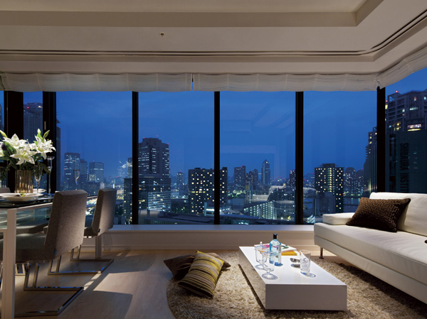 Living.  [Living-dining] Luxury tower life of me grant space with hidden attention to detail. (80N type building in the model room. August 2011, 17 floor shooting. View, etc. vary depending on each dwelling unit, The environment ・ View, etc. might change in the future. furniture ・ Furniture etc. option specification is not included in the sale price)