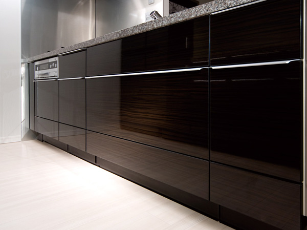 Kitchen.  [Beautiful finish kitchen surface material] To the door of the system kitchen, Veneer or gloss real wood begins to brew a sense of luxury has adopted a beautiful melamine mirror.  ※ Superior Grade ・ Premium grade: melamine mirror, Top Grade: Veneer (Photo 8 points model room 80PGm type, Optional specifications are not included in the price)