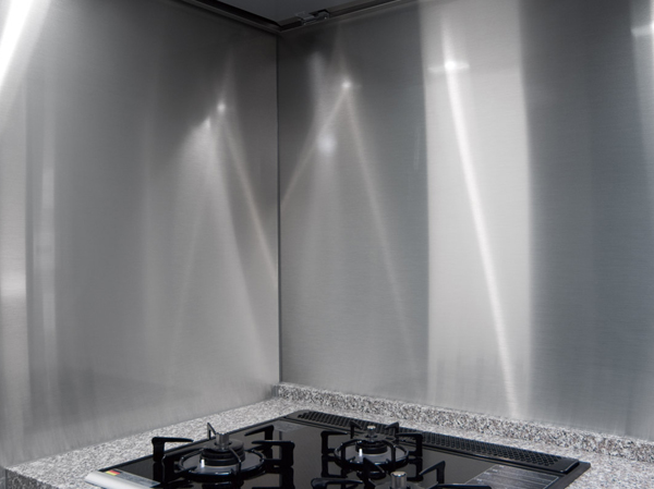 Kitchen.  [Dirt quickly wiped off the stove before panel] In water wings and oil stains easily marked with stove back, It has adopted a non-combustible metal plate. Less joint, Also making it easier to wipe off dirt.  ※ Top grade will be sticking natural stone.