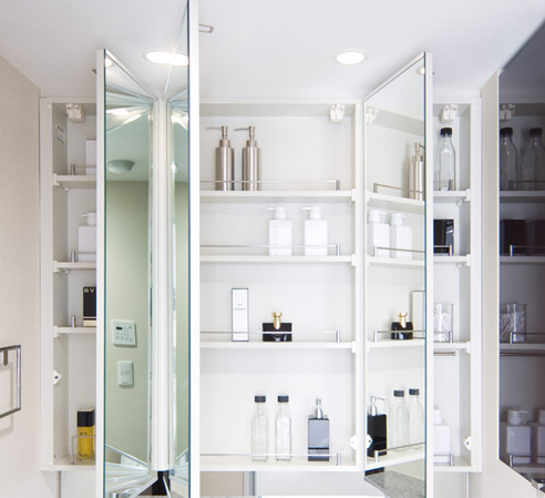 Bathing-wash room.  [Vanity with a convenient three-sided mirror every morning grooming] The wide mirror has adopted the vanity of triple mirror type that was placed in the center. Ensure the storage rack on the back side of the mirror. You can organize clutter, such as skin care and hair care products.  ※ Except for the top grade.
