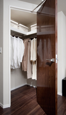 Receipt.  [Walk-in closet] Walk-in closet that can confirm the stored items at a glance is, In addition to the storage of a number of clothing, Drawer to feet and chest, You can put even shoe box.  ※ Except for some residential units. (Photo 2 points model room 80Hm type, Optional specifications are not included in the price)