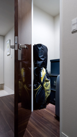 Receipt.  [Closet that can be stored large] Sports such as golf bags and skis ・ From outdoor goods, Until the season of life supplies, Also it can be stored large volume.  ※ Some dwelling unit only.