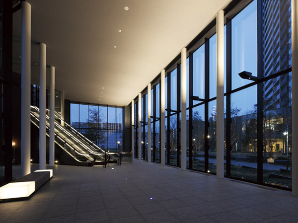 Shared facilities.  [Entrance hall] When the Grand Entrance into one step, Depth of about 24m in there ・ Large space "entrance hall" of the two-layer blow-by of a height of about 7.6m has spread. To the outside of the glass, Lined with the trees richly Shigerura leaves, You greeted gently. While enjoying the beautiful scene, If slowly Susumere Ayumu, There escalator is appeared that invites The Grand Lobby. (July 2010 shooting)