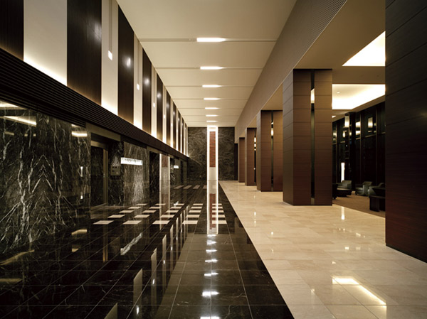 Shared facilities.  [Grand Lobby] Moment, taken up the escalator, Coming into view is, O and sparkle of the canal, which spread to or Daira, Width of about 46m of ground lobby. Ceiling height up to about 8m, About 570 sq m stuff scale, It makes us feel the luxury of everyday space. The Grand lobby concierge is welcoming Ya lounge which arranged sofa, Also nestled in the open-air Sky deck overlooking the canal. (March 2010 shooting)