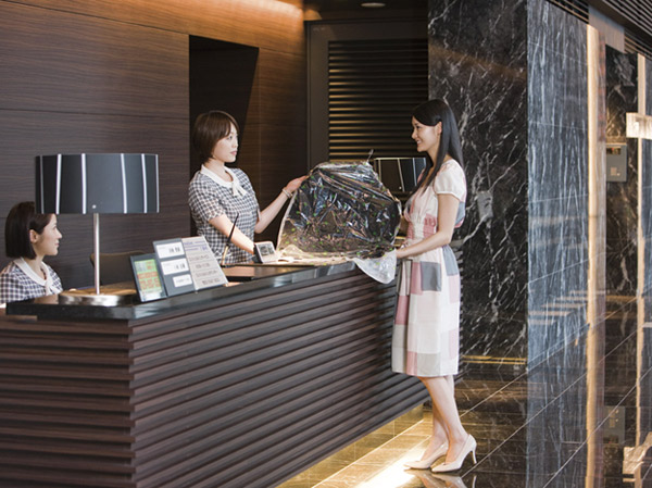 Shared facilities.  [Concierge Service] In the grand lobby of the concierge counter, Agency that concierge were bits and pieces of the day-to-day, Arrangements, such as, Offer a variety of services, Support the live people. You can concierge and call in the intercom of the room, Increasing the convenience of living, Dramatizing the life scene of peace of mind and enhance.   ※ Response time is 7 days a week concierge service (summer 3 days ・ It will be from 8:00 am except for the year-end and New Year holidays 5 days) until 9:00 pm. (August 2010 shooting)