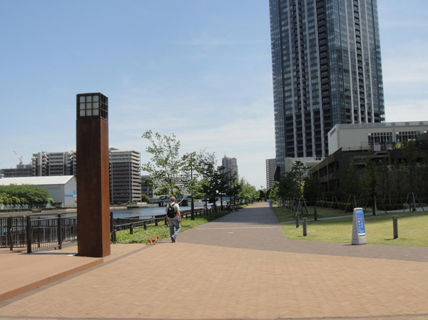 Features of the building.  [Canal Walk] And the cool wind across the Toyosu canal, It is met in scent of transitory Going four seasons. As though visited the Canal Resort, Bring the time to be filled in the fresh sense of openness and the moisture is "City Towers Toyosu The ・ Four of the garden of the symbol ". Canal Walk and that has been in place along the Toyosu canal, Of Sunset Walk extending to LaLaport direction of the setting sun shone beautifully, Precisely because where the path of the two moisture intersect, It was aimed at exceptionally pleasant environment creation. (May 2011 shooting)