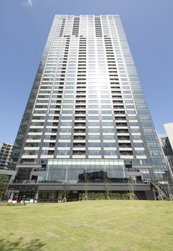 Features of the building.  [Four garden, Land plan that has been embraced by the two promenade] Appearance views from the public open space. On-site four garden, There are two of the promenade, Or from playing a child in the lawn, Stroll along the canal, You come true is comfortable living. Also, Nursery on the first floor in a building ・ Dental Clinic ・ It features an Italian restaurant. (March 2010 shooting)