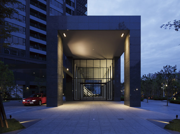 Shared facilities.  [Grand Entrance] Wrapped in glitter of grand scale and glass, A height of about 7.6m ・ Grand entrance of the two-tier atrium. Aside, Also we have established driveway with a eaves. (June 2010 shooting)
