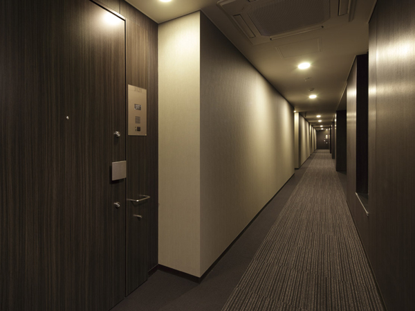 Shared facilities.  [Corridor within which it has been consideration to privacy] Adopted the "inner corridor" of sticking carpet in the approach to the private residence. Cut the line of sight from the outside, It is to produce a sense of quality, such as a hotel. Height charm of tranquility and privacy of. (March 2010 shooting)