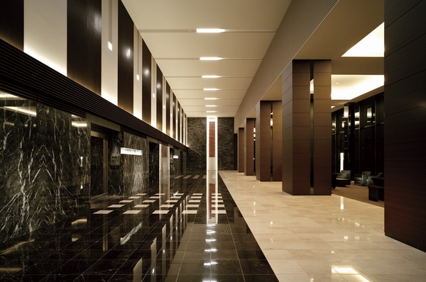 A width of about 46m, Ceiling height up to about 8.0m, "Grand Lobby" of about 570 sq m (2010.3 shooting). A grand sense of scale, The texture on that abundantly using natural stone, etc., Giving you the impression to those who visit