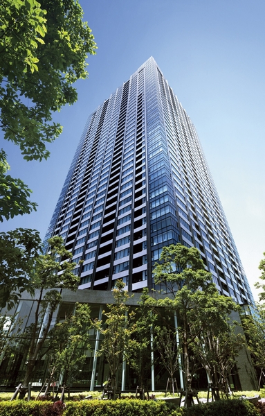 Sharp form that wearing a glass wall that sparkling bathed in the sunshine of an impressive 44-storey Tower Residence ・ Appearance (2012.6 shooting)
