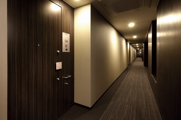 The approach to the private residence adopted the "inner corridor" carpet paste of (March 2010 shooting). Cut the line of sight from the outside, Produce a sense of quality, such as a hotel. Height charm of tranquility and privacy of