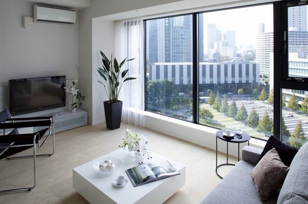 Overlooking the green of the adjacent Shibaura Institute of Technology LD (70M type ・ Building in the model room. 2011.11, 11 floor shooting)