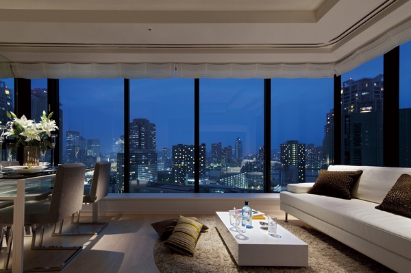 Overlooking the downtown district LD (80N type ・ Building in the model room. 2011.8, 17 floor shooting)