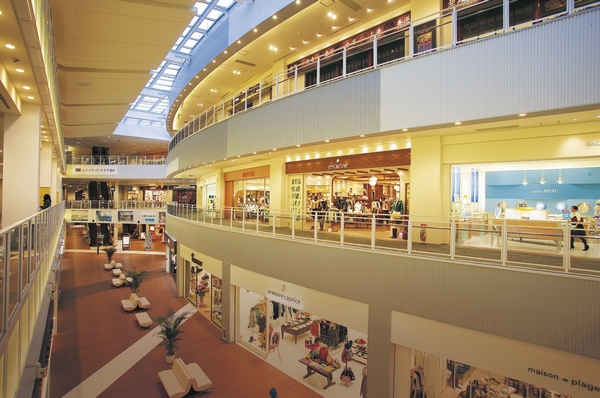 Urban Dock LaLaport Toyosu (6-minute walk ・ About 440m) a variety of shops and restaurants, which was started a "food store Aoki," (Super), Movie theater, Dog run, etc., About 190 store matching, You can spend one day fun with family