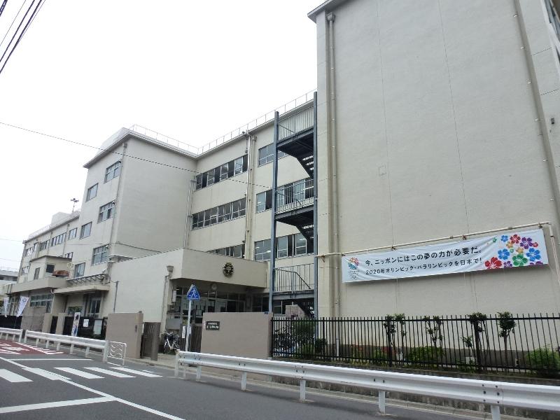 Junior high school. 297m to the second sand-cho junior high school