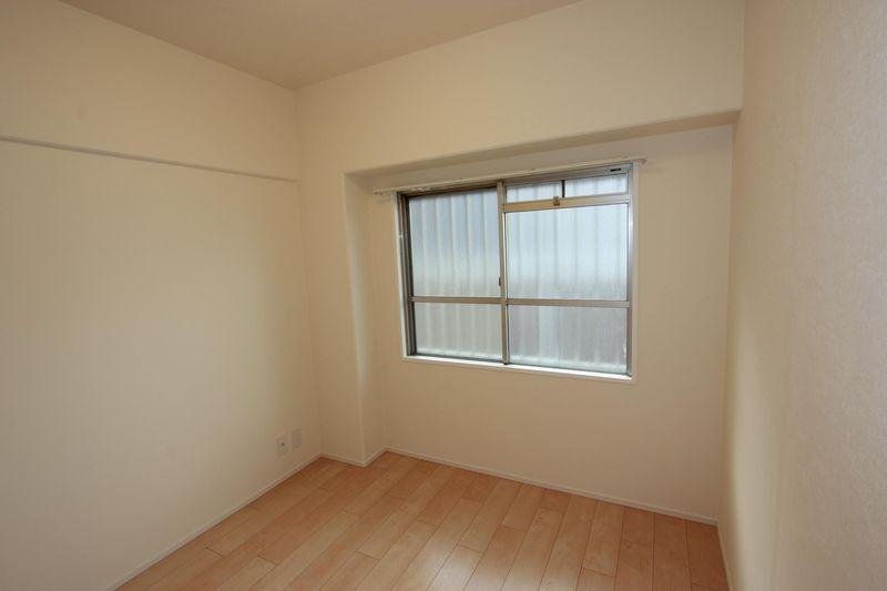 Non-living room. About 4.6 Pledge of Western-style