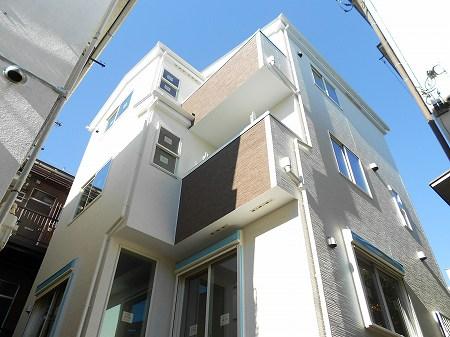 Local appearance photo. Local (2013.12) appearance photos taken from the south side Per good positive for adjacent land space of the building is vacant. 