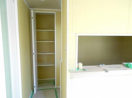 Kitchen. There is a movable accommodated in the kitchen part. It is very convenient can put a variety of things. 