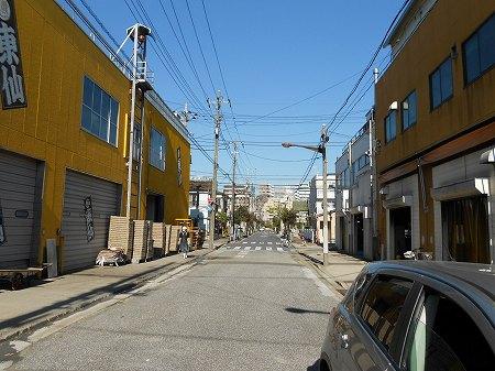 Local photos, including front road. Local (2013.12) the entire surface of the road is a spacious public road with a 10.9m sidewalk. 