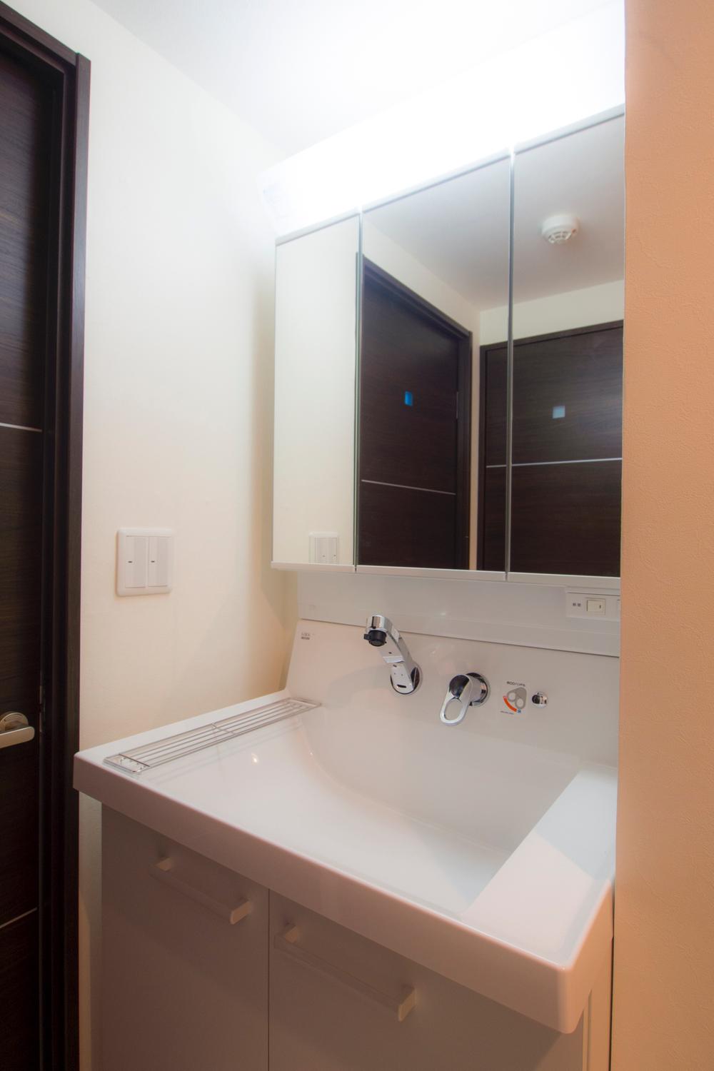 Wash basin, toilet. Indoor (12 May 2013) Shooting