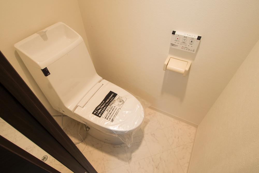 Toilet. Indoor (12 May 2013) Shooting