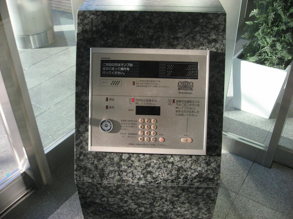 Other common areas. Non-contact key corresponding auto-lock