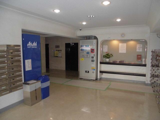 Entrance. Common areas