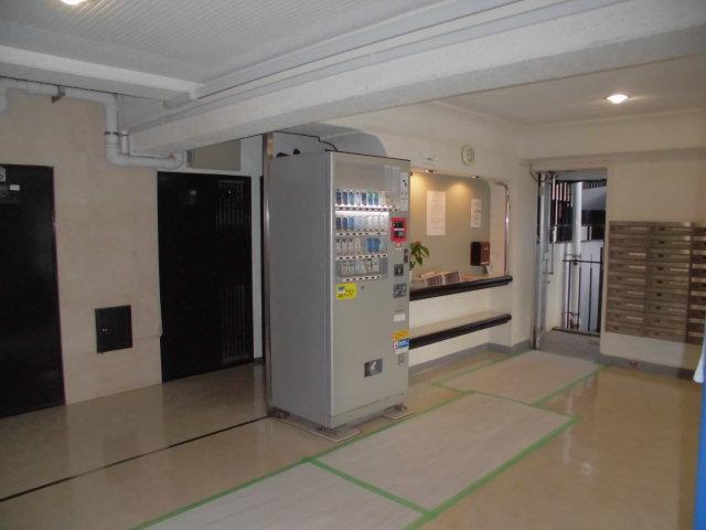 Entrance. Common areas