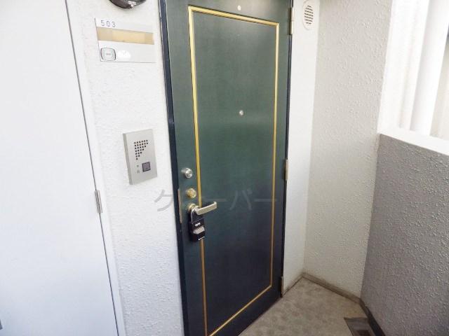 Other common areas. Sharing unit Entrance