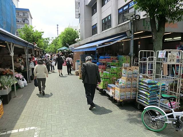 Supermarket. Lively 700m until the fresh market