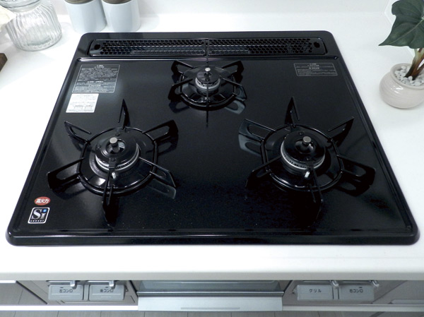 Kitchen.  [Three-necked gas stove] Three-necked + grill type to up the efficiency of the cuisine. "Cooking oil overheating prevention device", Equipped with safety devices such as "forgetting to turn off fire function".