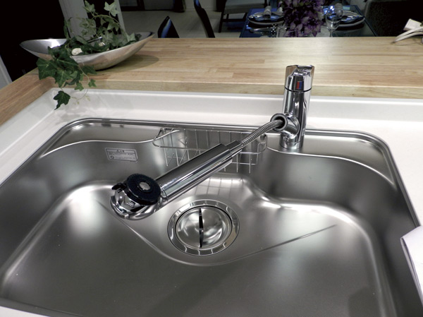 Kitchen.  [Water purifier integrated hand shower faucet] You can use pull out the shower head, You can also clean Ease wide sink.