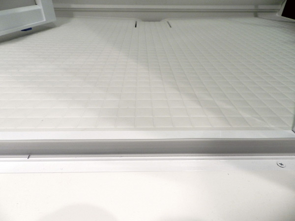 Bathing-wash room.  [Bathroom entrance] To reduce the floor step of the bathroom entrance, It gives due consideration to the safety.