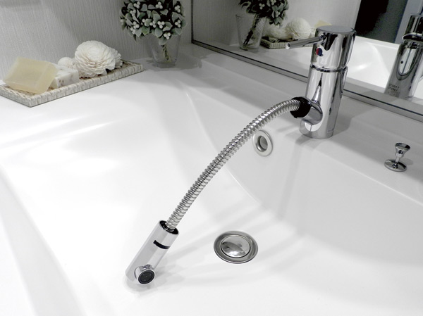 Bathing-wash room.  [Moveable type shower faucet] It is a movable type hose faucet part is extended. Switching of the water discharge can also be at the touch of a button.